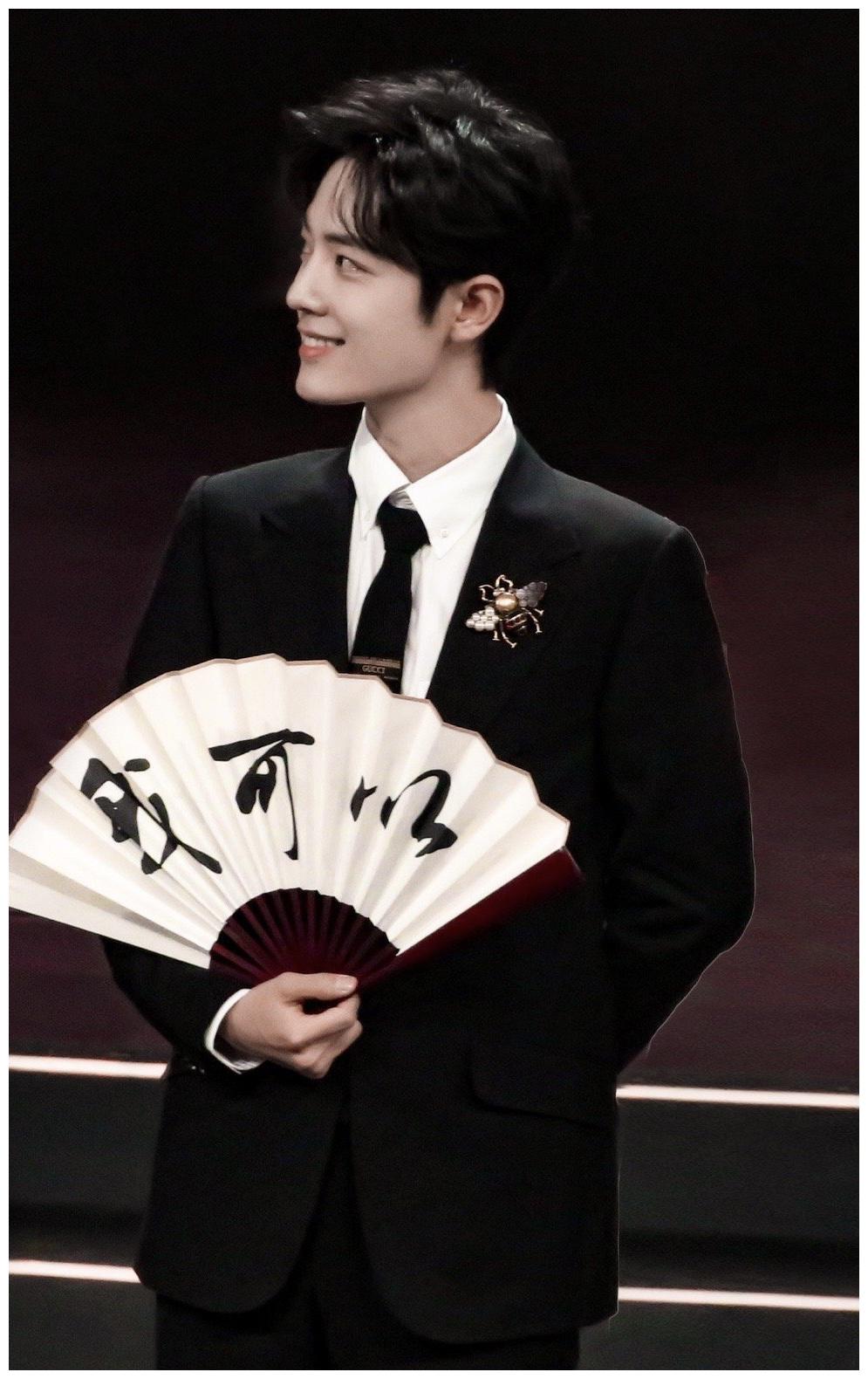 肖战蝉联微博king争议不影响人气黑色西装蜜蜂胸针抢眼