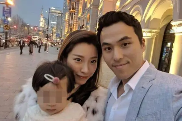 何猷启恋上小9岁大学生妻子与神秘男约会两人已离婚各生欢喜