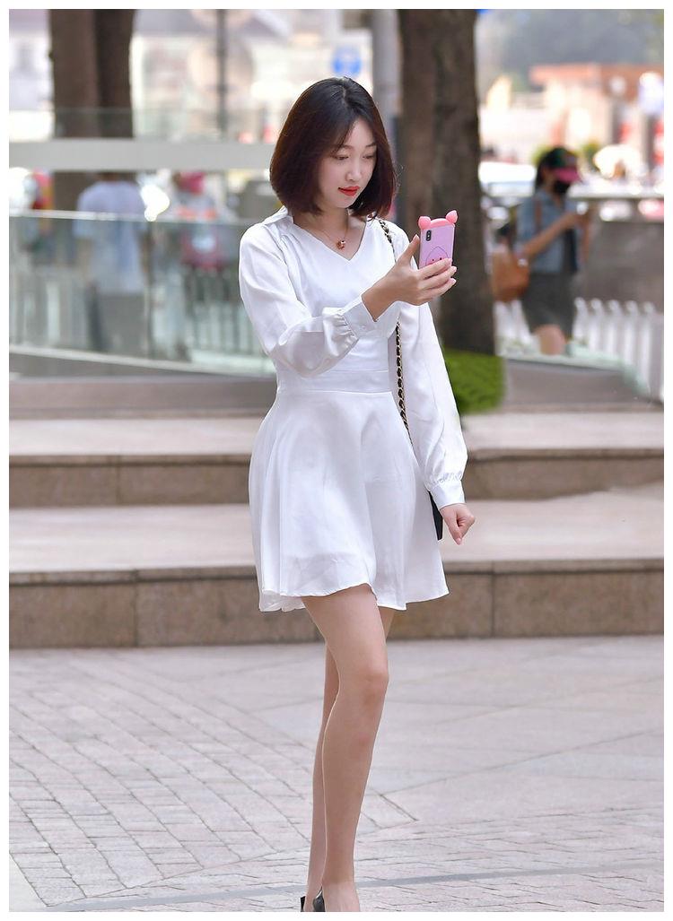就比如说这位穿着连衣短裙的小姐姐,身材高挑的她选择这种裙型,不但