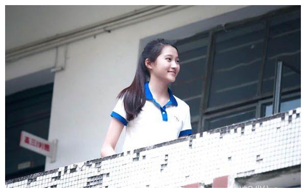 关晓彤青春校园写真高颜值配校服穿出不一样的美