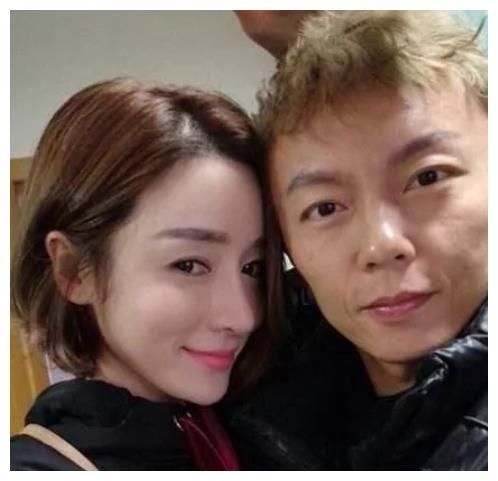 他的妻子是一位演员,叫做何彦霓,曾饰演过《仙剑三》中的圣姑,婚后