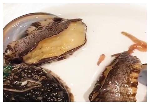 女子聚餐吃鲍鱼发现蠕动长虫,厨师:正常,可以吃,高蛋白