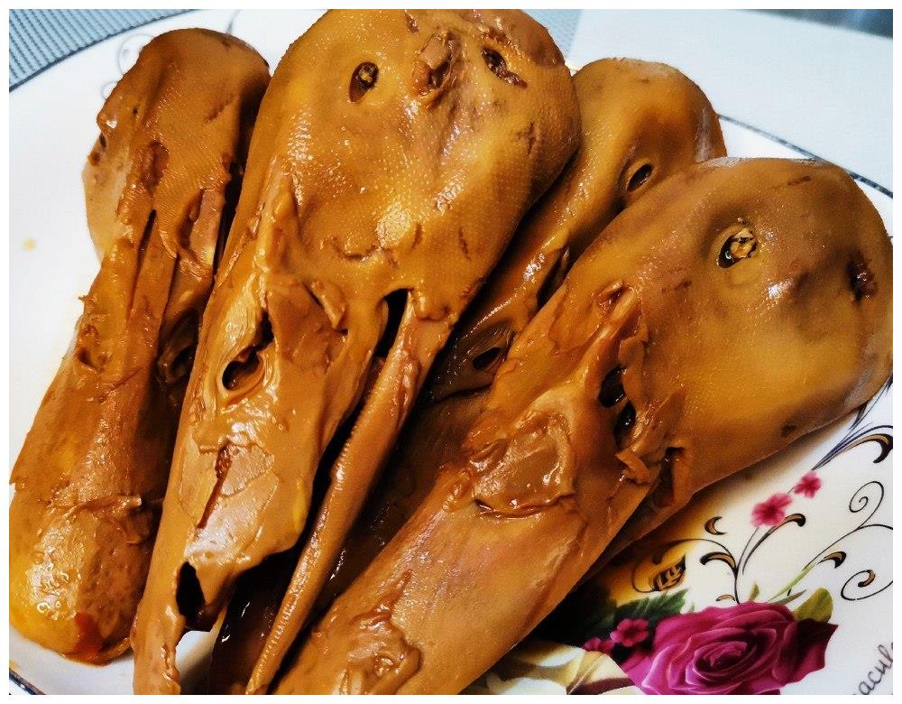 夏天怎么能少了三五好友一起喝啤酒,喝酒怎么能少了下酒菜卤鸭头超级