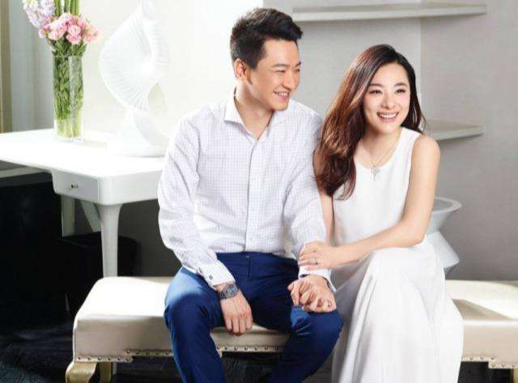 在退役的那年,刘璇结识了家境卓越的王弢,很快二人便坠入了爱河之中