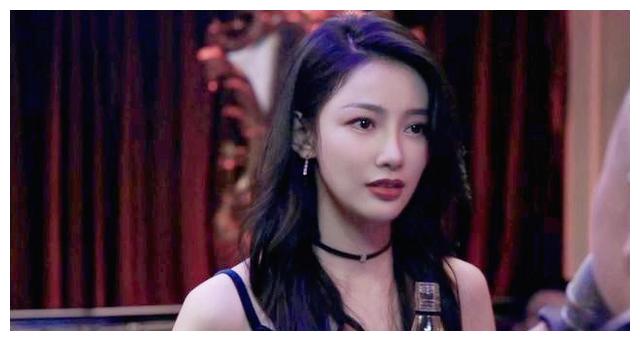 剧中戏份绝少但依旧让人过目难忘的陪酒女思思,她由90后女星付枚饰演