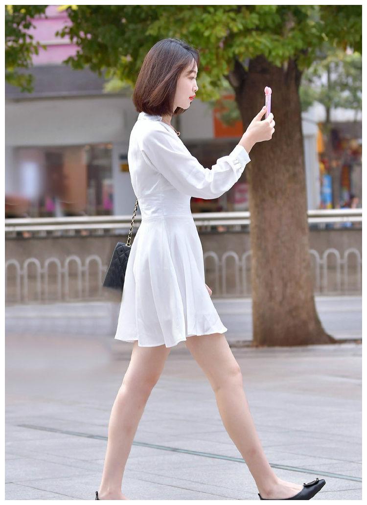 在风格的塑造上,纯白色的裙子还有着很好的减龄效果,进而也就可以让