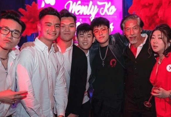 "乌鸦哥"老了!56岁张耀扬近照曝光,满头白发尽显慈祥!