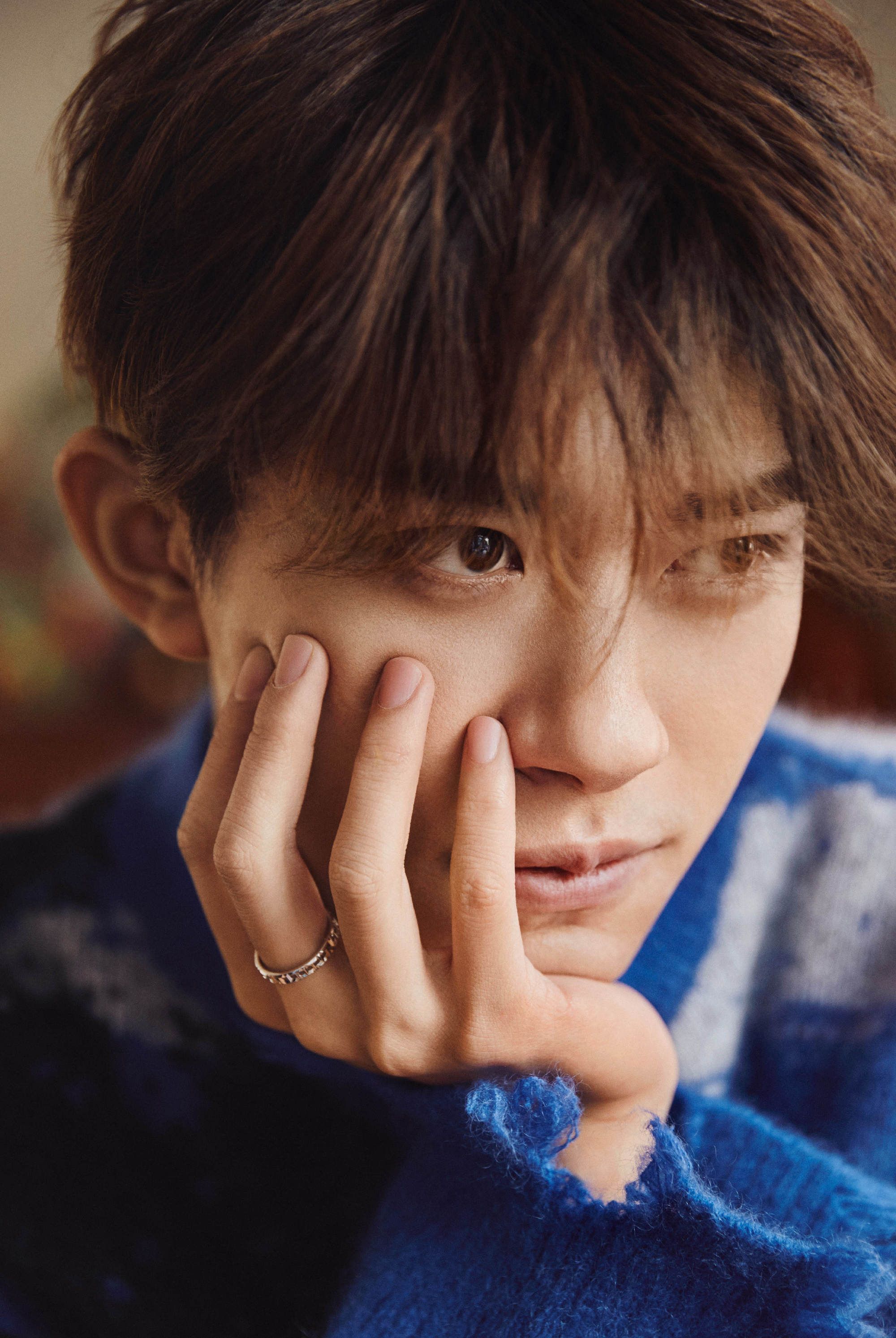 易烊千玺晒新年写真穿蓝色毛衣抱着猫咪治愈系男孩好帅