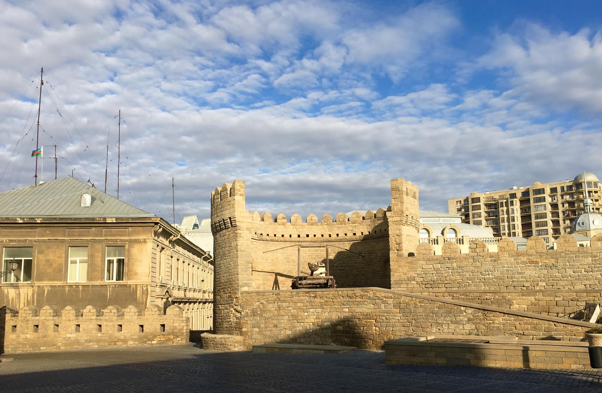 慵懒地坐在巴库城的角落,喝杯本地茶,细品这座古城的悠久历史_高清