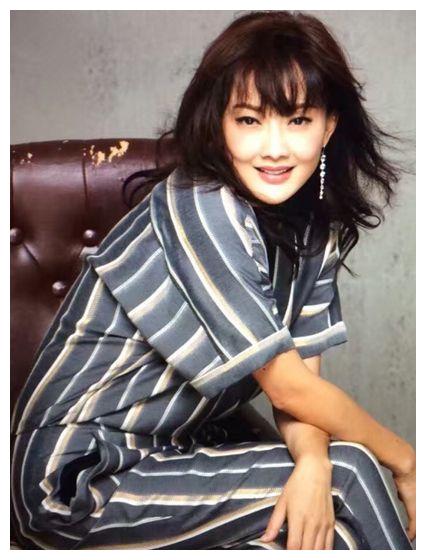 她是全国射箭冠军,后转行做演员,嫁亿万富商,今45岁韵味十足