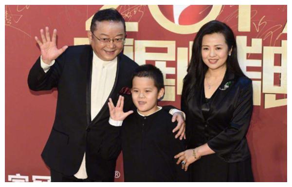 王刚第三任妻子比他小20岁老来得子幸福却心疼他太忙碌