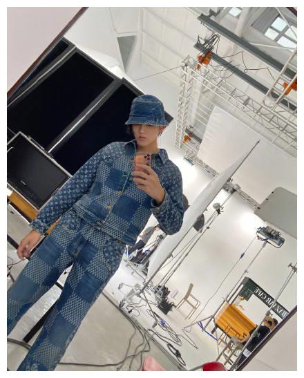 祭出当年吴亦凡的雨衣神图,几十块的雨衣穿得像高定__财经头条