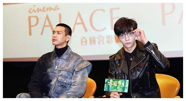 李现头剃板寸身穿拼接牛仔衣个性十足 陈立农戴框架眼镜又奶又酷