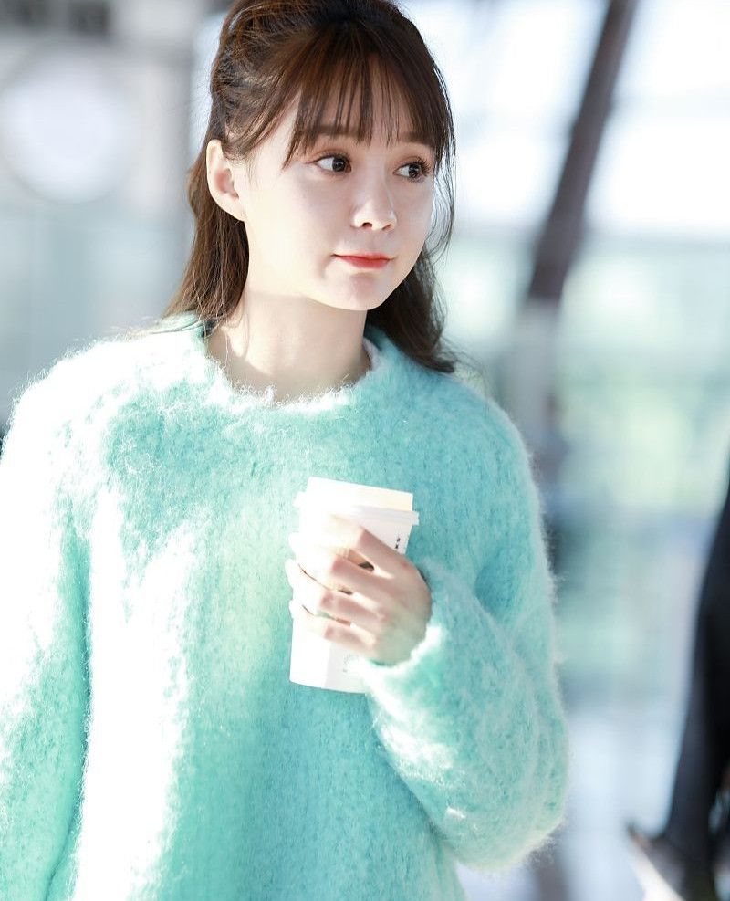 沈梦辰:蓝色上衣搭配白色裤子,高马尾干净利落十分飒爽,美极了_高清