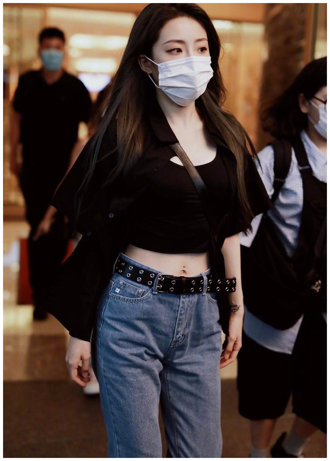 喻言是端水大师穿黑色露脐装特种兵人设上线脐钉疤痕太抢眼