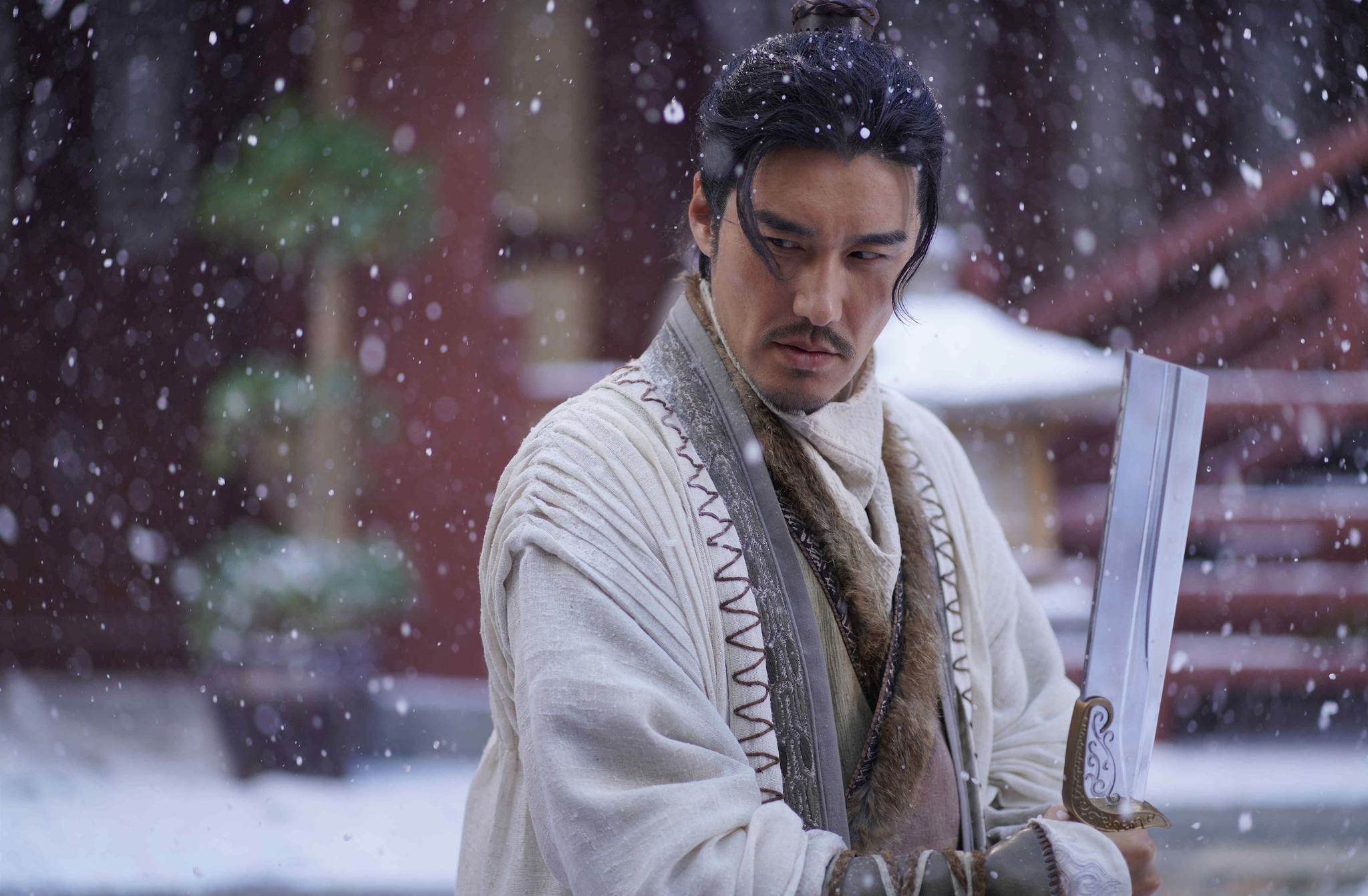 《有翡》收官胡兵发长文暖心作别 眼部术后首度现身满血回归