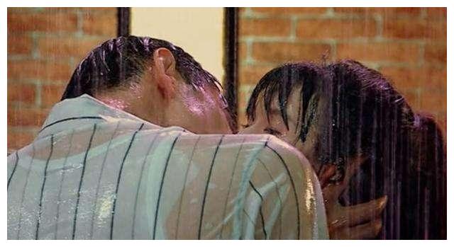 目前节目热度不断,上周晏紫东和小彩旗表演的《恶作剧之吻》因为"拉丝