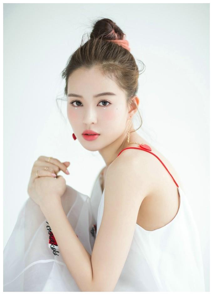 91年深圳女演员温心,清纯甜美,柔情淡雅,靓丽小女人__财经头条