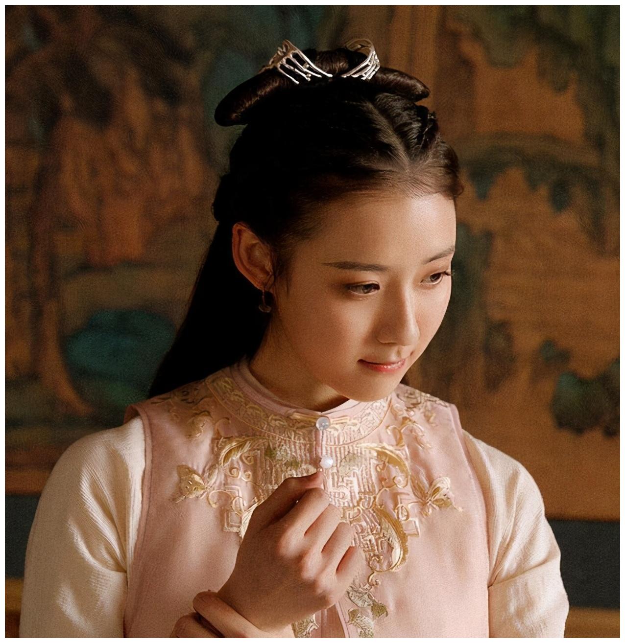 还在北影上学的杨祺如已经出演了《中国机长》,《红楼梦》等热播影视