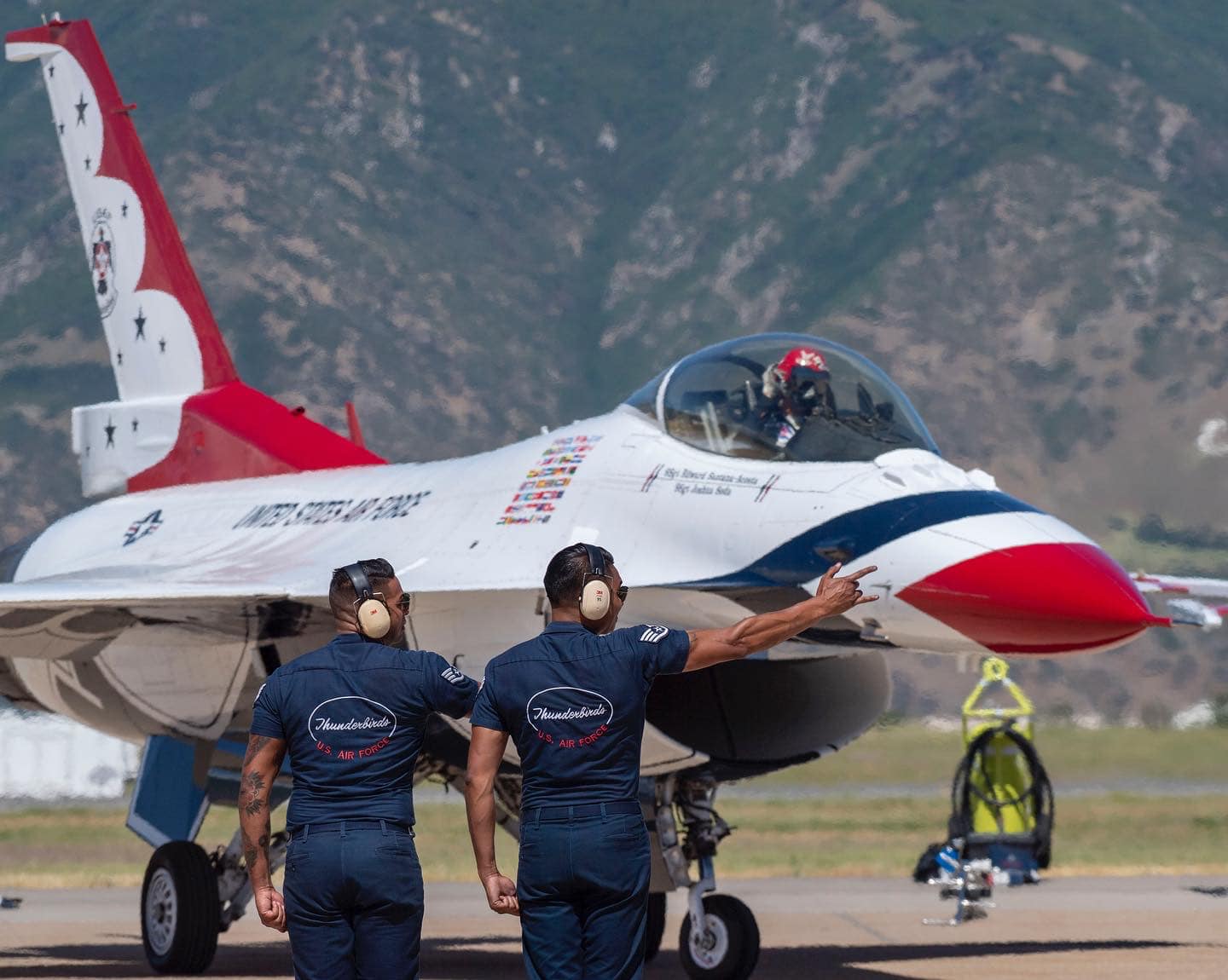 雷鸟飞行表演队为瓦萨奇航展飞行表演做准备工作