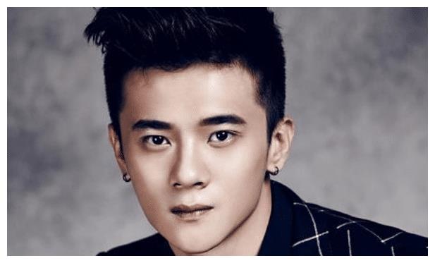 阳光可爱的孙看,有着浓厚的舞蹈功底,成为了可塑性极强的演员