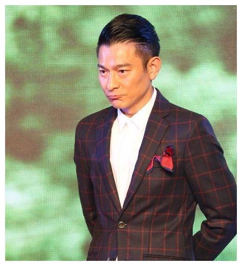 刘德华在泰国拍摄广告时期,也因为亲身上阵骑马, 导致意外突发坠马