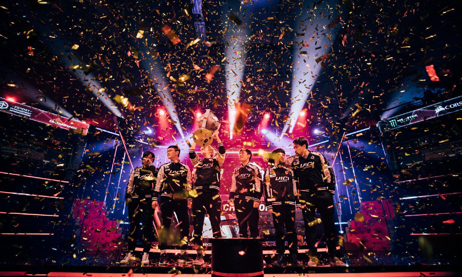 dota2:vg夺冠颁奖现场,皮鞋yang举起奖杯差点跌倒_高清图集_新浪网