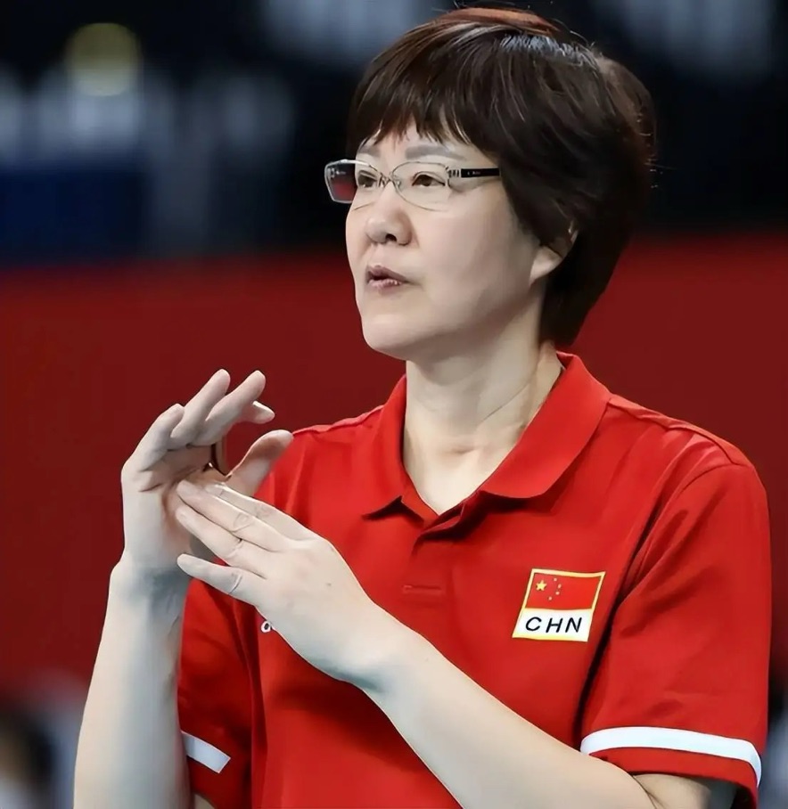 郎平执教生涯回顾：三枚金牌与多枚奖牌彰显实力，绝非运气