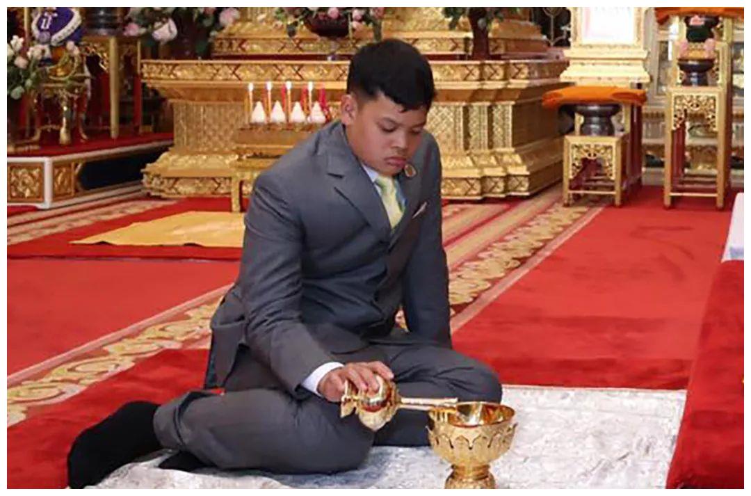 泰王15岁儿子下跪行礼,抠脚丫子玩手指,把国王叮嘱