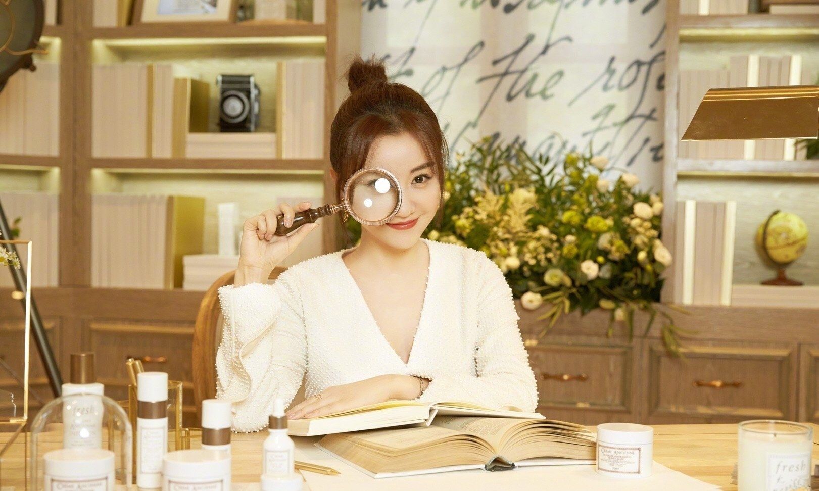 杨蓉亮相品牌活动,身穿白色鱼尾半裙搭配丸子头_高清图集_新浪网