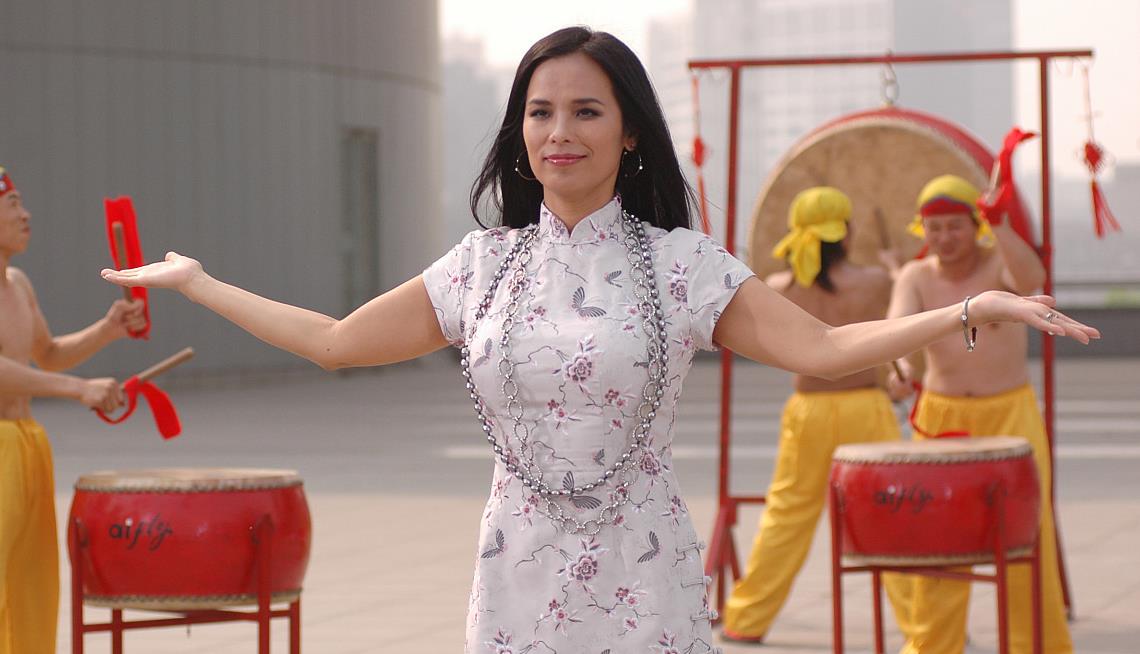 韦唯还是那么神采飞扬穿旗袍配牛仔裤戴两条超长链子真豪放