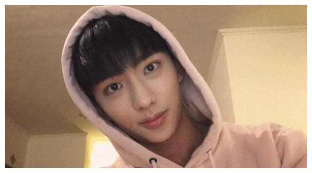 他曾饰演"花灵龙"一角,因造型被大家吐槽,如今染黑发颜值上升