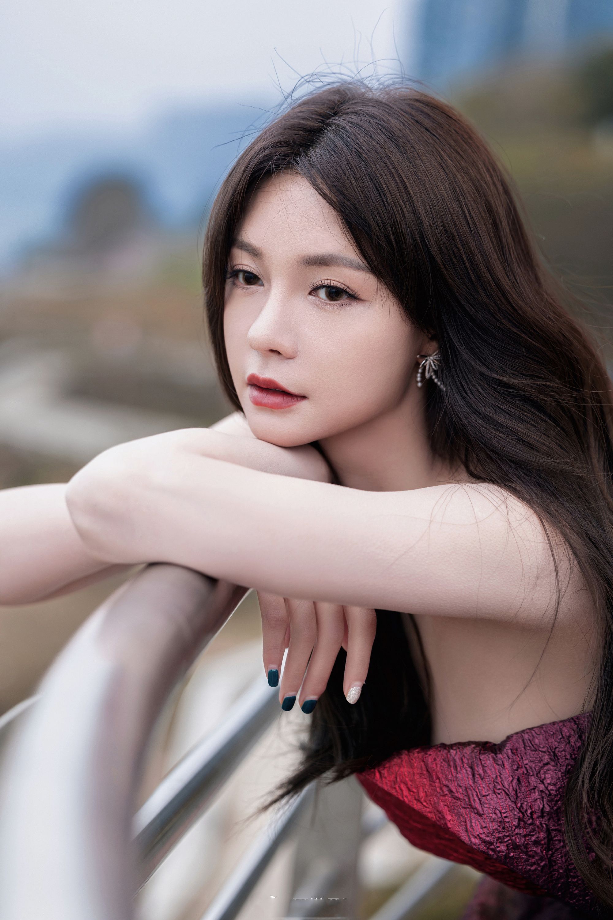 沈梦辰湖南卫视跨年晚会造型,高挑身材撑起古红色拼接抹胸长裙_高清