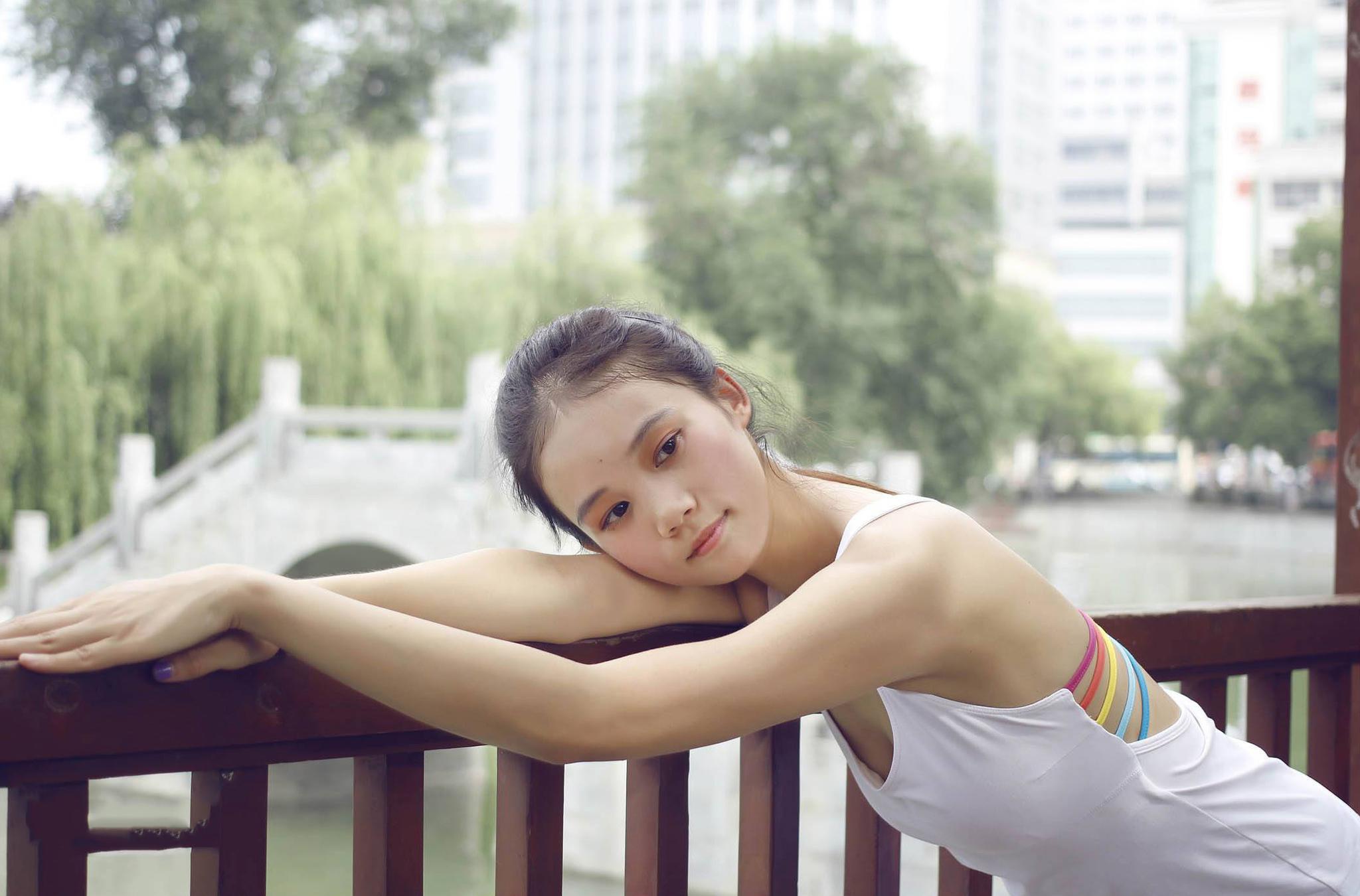 练瑜伽的美女面容姣好身材火辣,豪车出入,大多都是有故事的女人