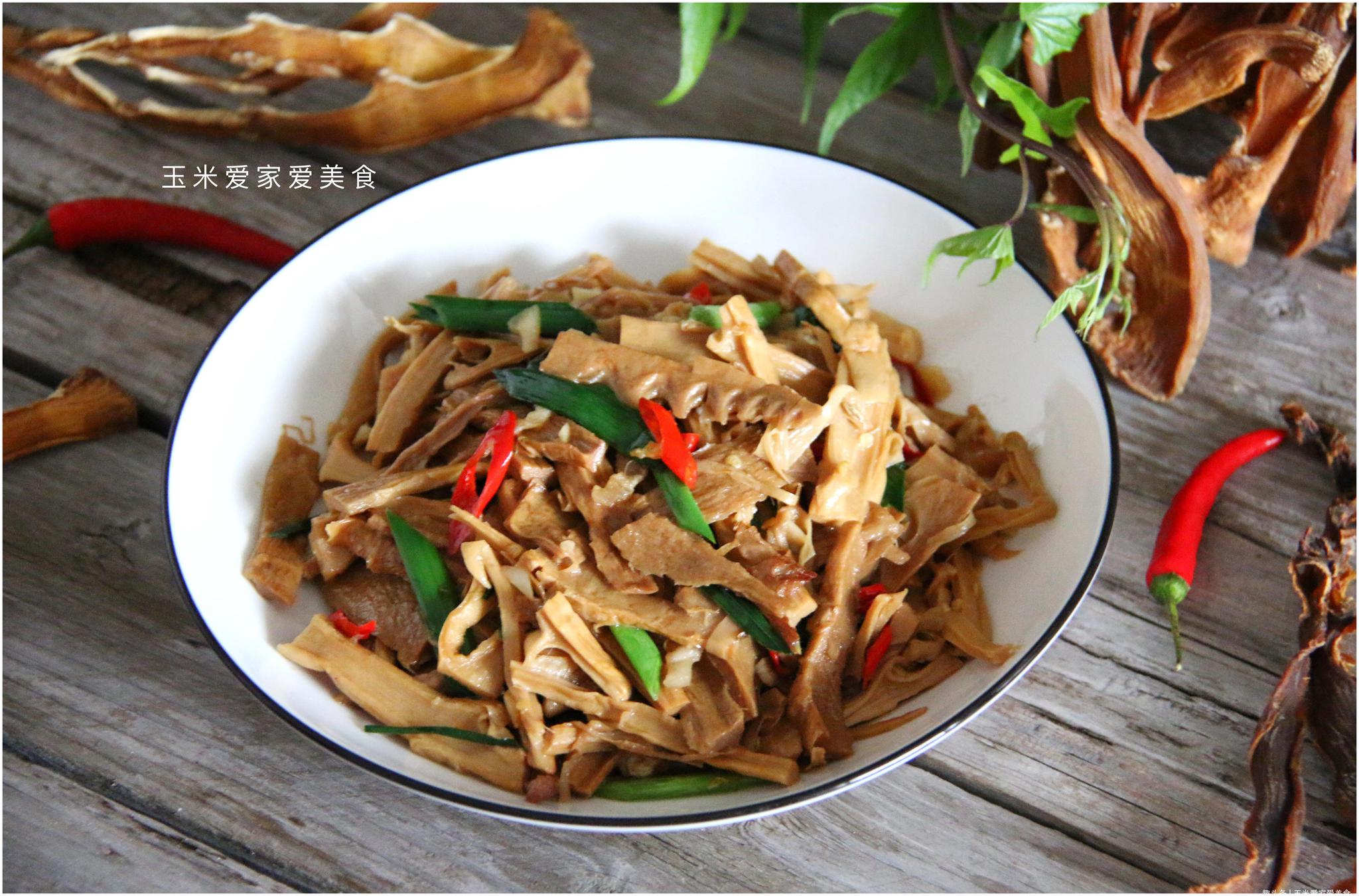 不会炒笋干的朋友看过来,加上这一香料,笋干清香脆嫩,美味营养