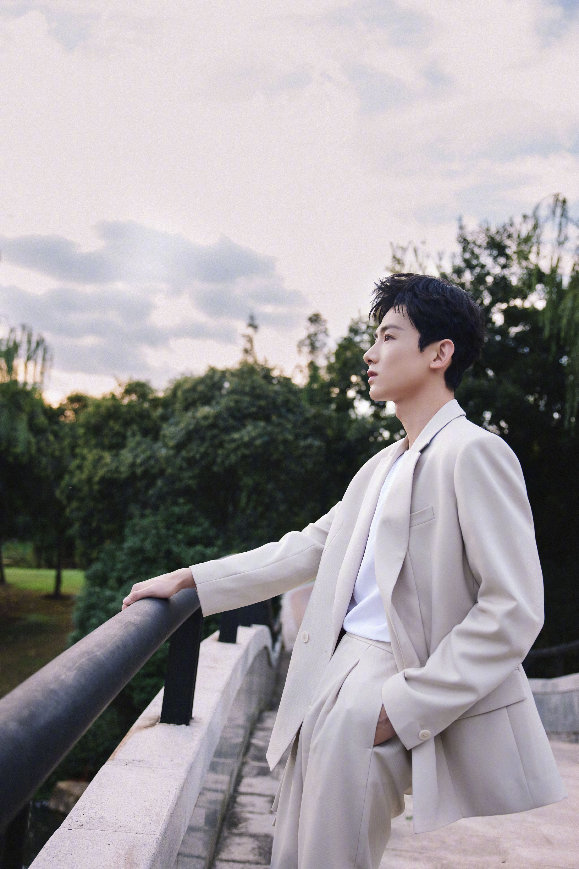 白敬亭身着灰白色西装尽显少年帅气俊逸夕阳西下宁静而温柔