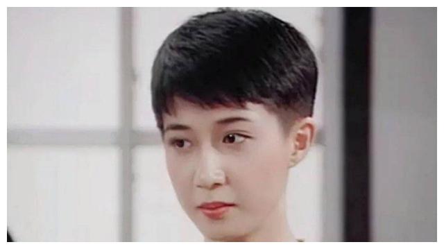 吴绮莉晒自己18岁旧照一头短发超有灵气网友难怪曾迷倒成龙