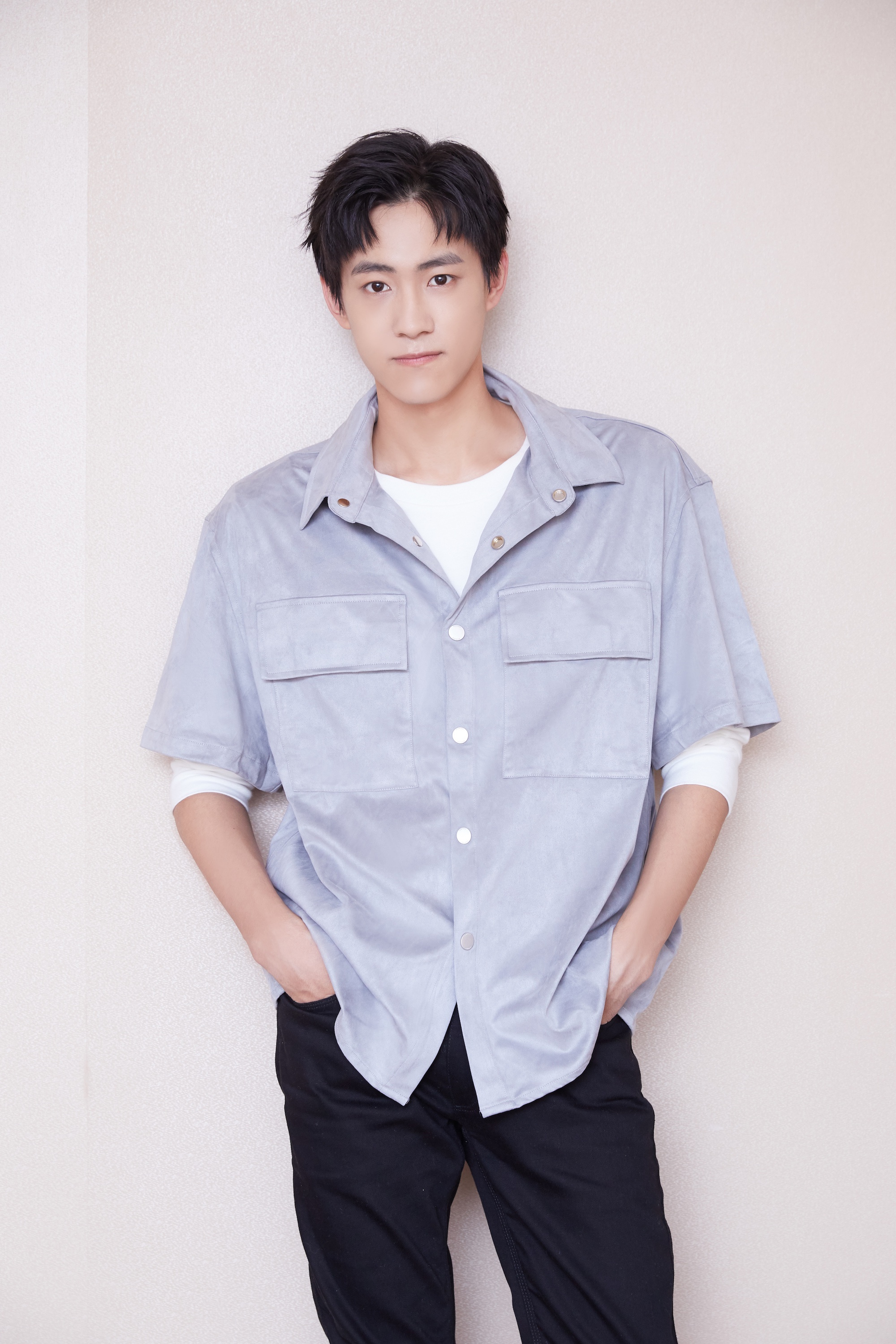 晏紫东生日写真释出清朗笑容尽显真诚