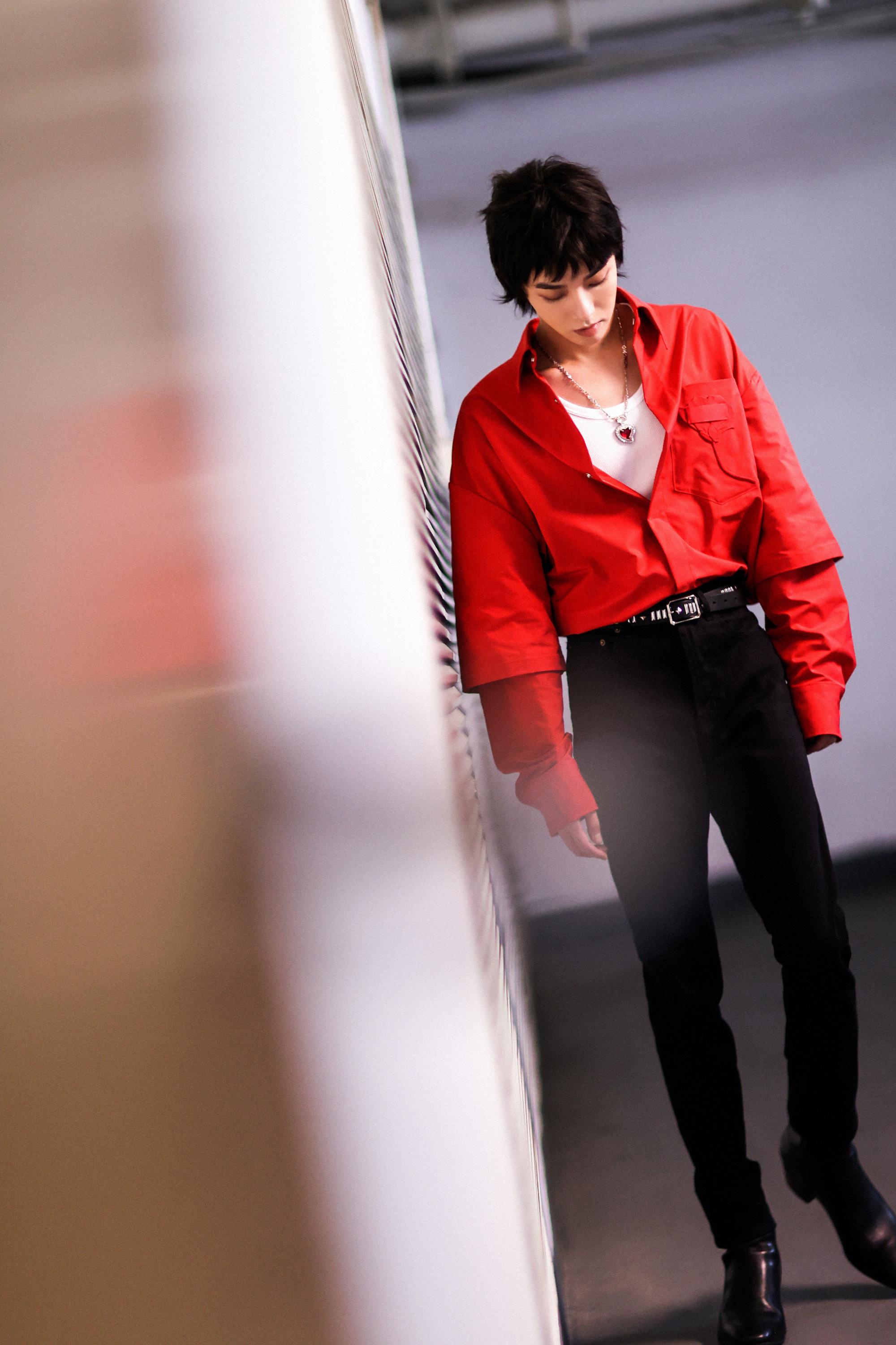 在绘画时,华晨宇没有给它画上标志性的猪鼻子,网友一边评价这次不是