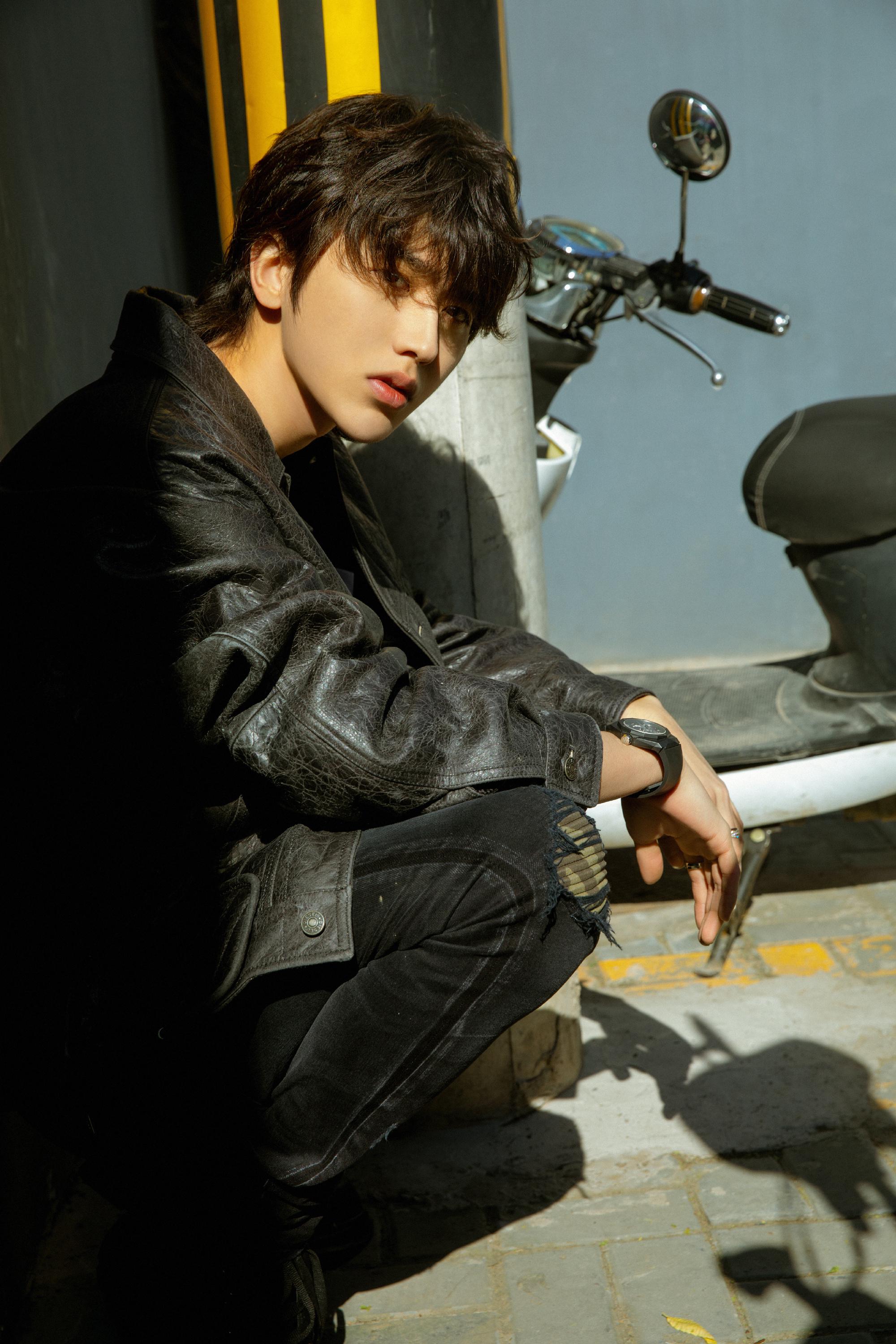 蔡徐坤身穿黑色做旧皮夹克搭配破洞牛仔裤尽显酷帅魅力