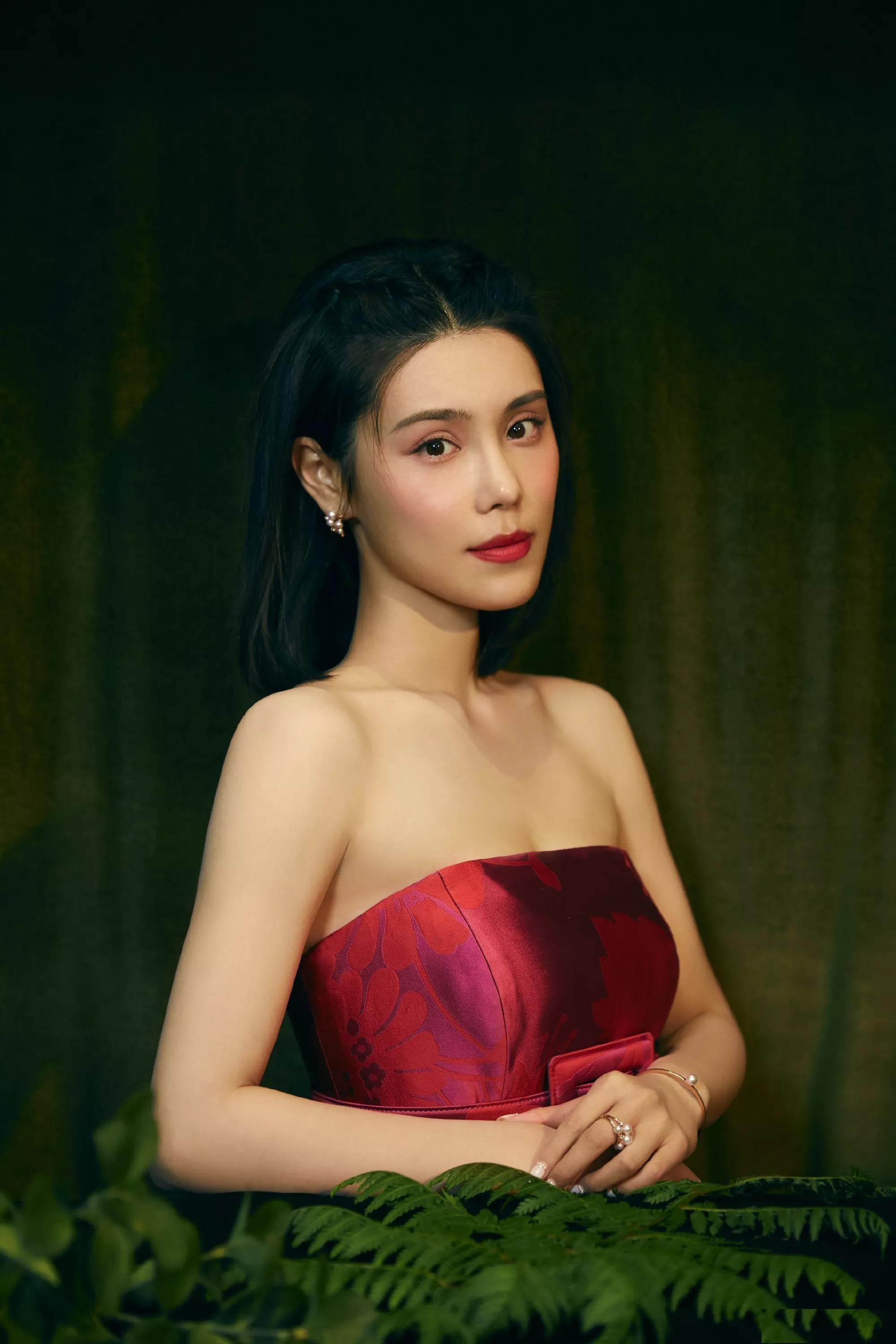 韩丹彤,红色抹胸长裙,楚楚动人!__财经头条