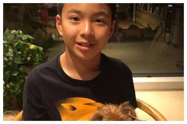 近日网上曝光了王元也和朋友聚会的近照,暴风成长的少年引起不少网友