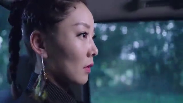 苏娅抓了一批人质,开车把他们送到一栋旅游别墅内