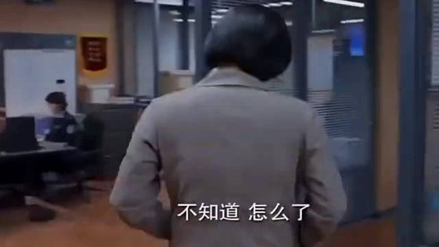 男子帮朋友送花 谁知男子直接告白女子 结果蒙了