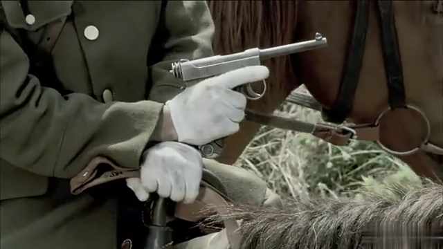 赛貂蝉为了计划能继续,挥泪对李大本事告别,提枪上马去找鬼子