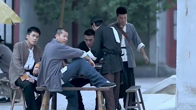 03:29 03:29 为您推荐: 小姑娘拿全家宝换爹被汉奸看上带到房间要欺负