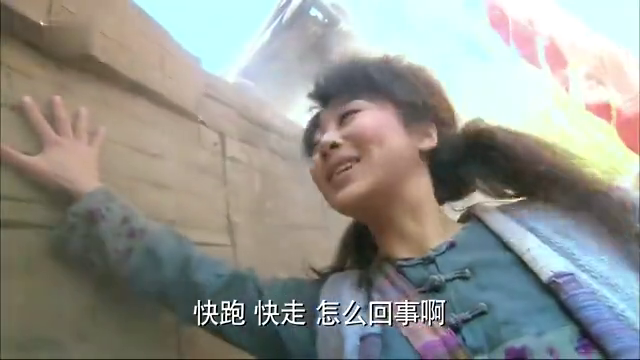 坍塌的墙壁被怪力女一手扶住 小伙们还想趁机揩油 结局真惨 坍塌的墙壁被怪力女一手扶住 小伙们还想趁机揩油 结局真惨