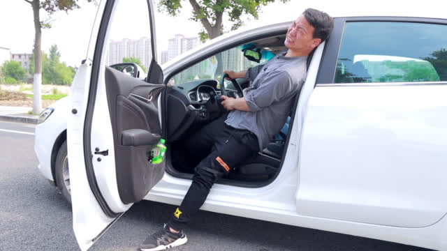 男子考科目三被安全员故意踩刹车,致使多次不过,3秒后教其做人