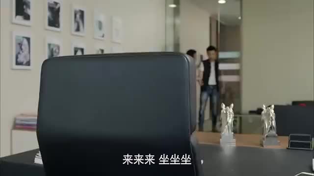 上司的一举一动都在男子的监视中这下找到机会接近上司了 上司的一举一动都在男子的监视中这下找到机会接近上司了
