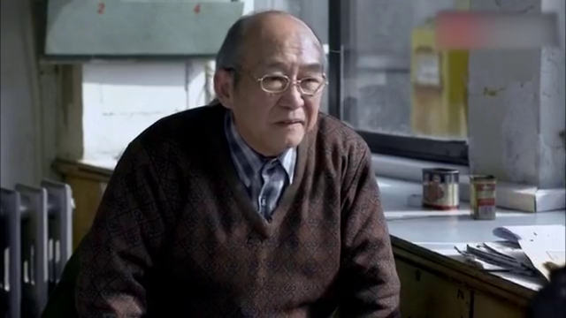 美女找厂长办事没找到,嘲笑看门大叔穿着,没想到大叔就是厂长